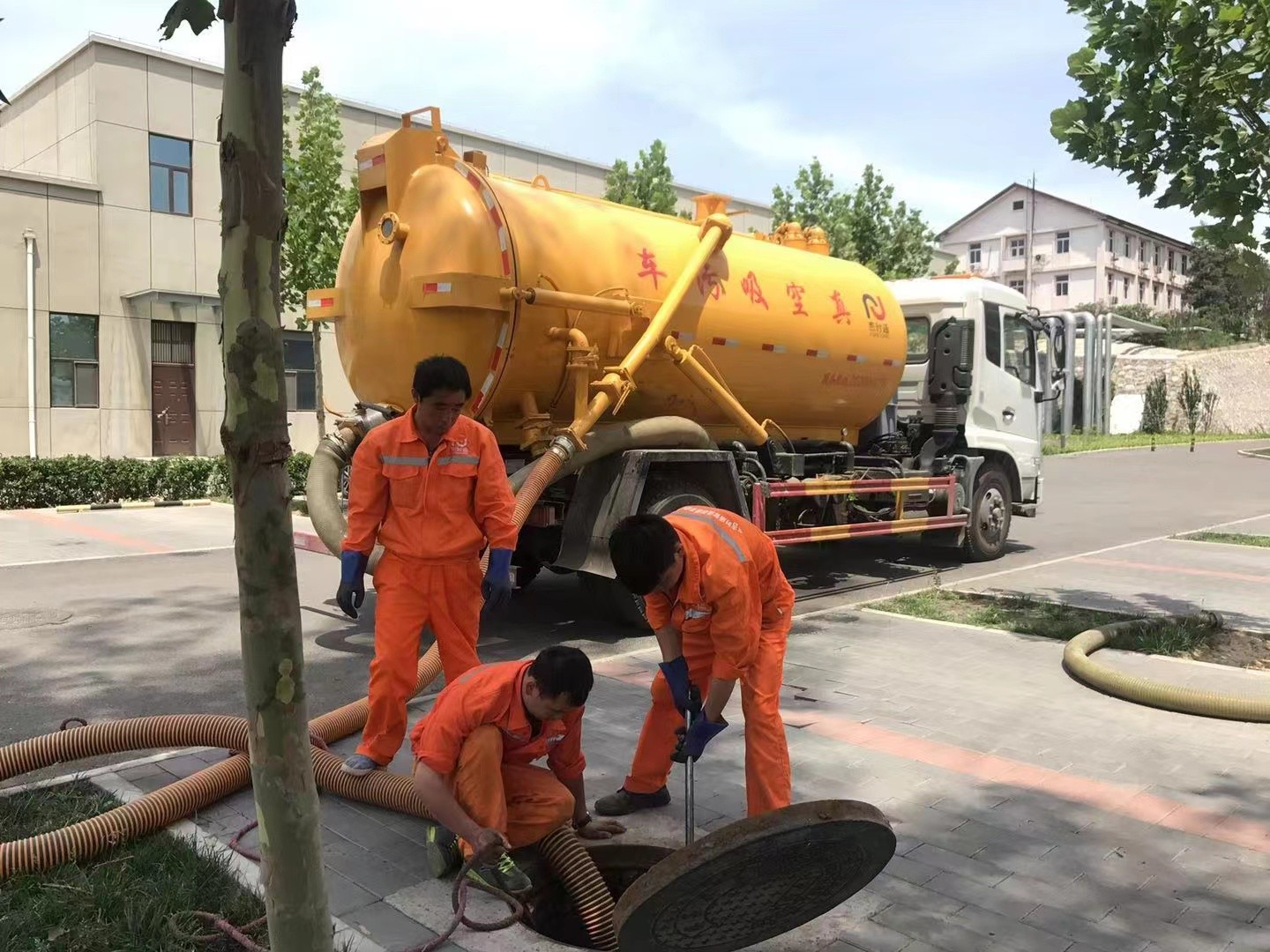 大英管道疏通车停在窨井附近