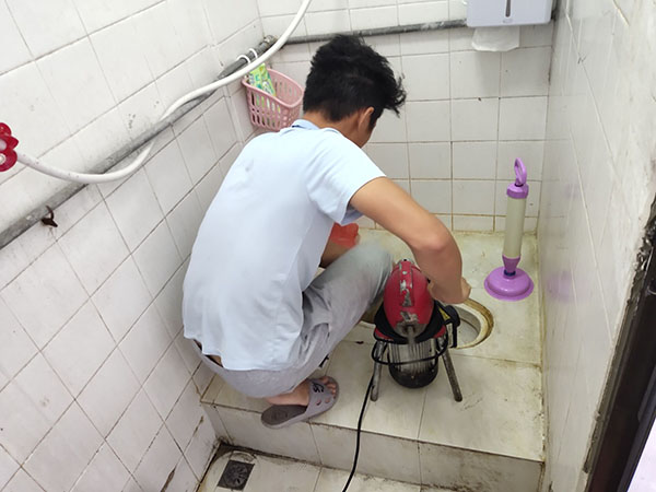 大英管道堵塞冒臭气 专业师傅现场解决问题