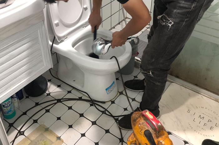 大英马桶堵塞自己疏通还是找师傅?专业上门服务让你省时更省心