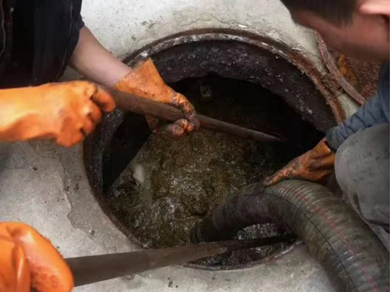 大英清理化粪池时如何避免沼气的危害?